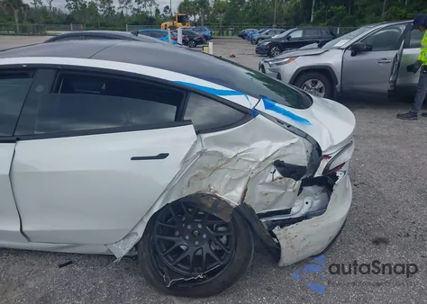 2024 Tesla Model 3 Long Range Dual Motor All-Wheel Drive/Rear-Wheel Drive z USA, uszkodzony, nr VIN 5YJ3E1EA4RF747363